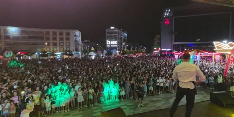 Verë dhe Portokalle në Fier: trupa e humorit dhuroi spektakël dhe qytetarët kaluan një mbrëmje të veçantë