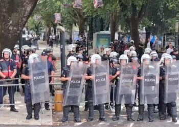 Vezë e domate ndaj efektivëve, policia përgjigjet me gaz, disa shoqëruar; përplasje për kredi 302 mln dollarë SHBA