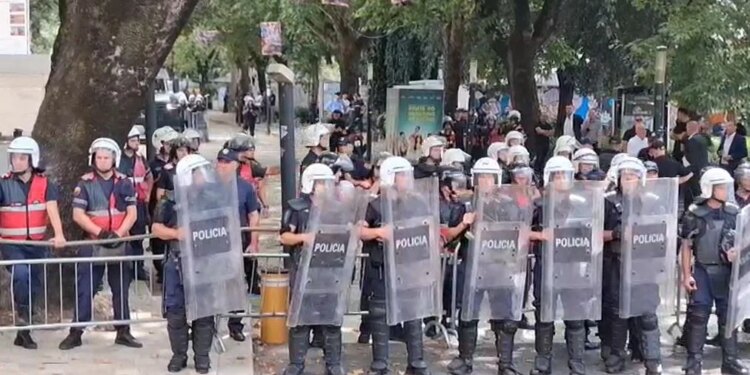 Vezë e domate ndaj efektivëve, policia përgjigjet me gaz, disa shoqëruar; përplasje për kredi 302 mln dollarë SHBA