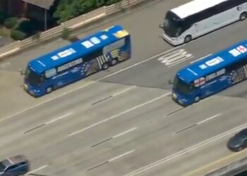 Video/ A është fitorja e parë e Anglisë ndaj Argjentinës? Autobusi i Tre Luanëve parakalon rivalët drejt stadiumit