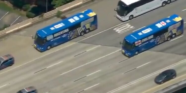 Video/ A është fitorja e parë e Anglisë ndaj Argjentinës? Autobusi i Tre Luanëve parakalon rivalët drejt stadiumit