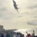 Video/ Avioni luftarak fluturon vetëm pak metra mbi pushuesit në plazhin e Floridës, Marina Amerikane nis hetim