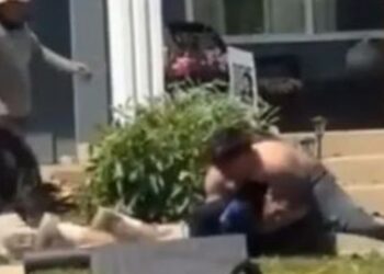 Video: Do të telefonojnë policinë nëse nuk qetësoheni o djall — përleshje punëtorësh në SHBA, rrëzojnë njëri-tjetrin nga çatia
