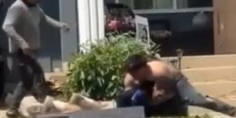 Video: Do të telefonojnë policinë nëse nuk qetësoheni o djall — përleshje punëtorësh në SHBA, rrëzojnë njëri-tjetrin nga çatia