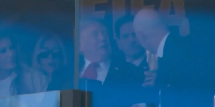 Video/ Donald Trump e ndjek finalen e Botërorit pas xhamit antiplumb, masat e sigurisë bien në sy