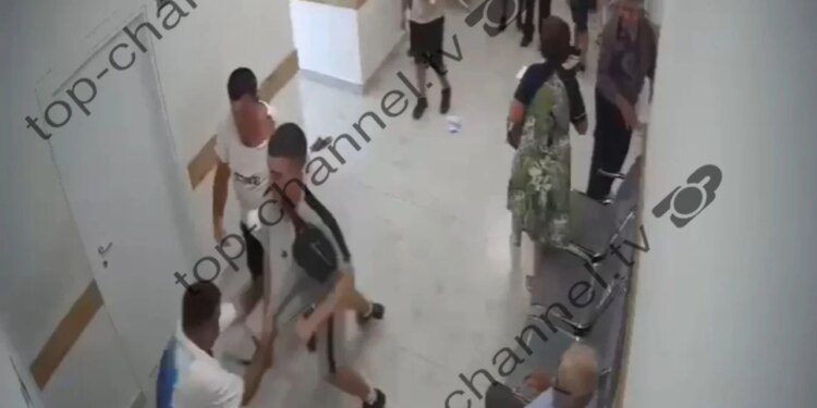 Video/ E goditën disa herë me grushte, pastaj me thikë; babë e bir shtrijnë 32-vjeçarin te Poliklinika Shkodrës