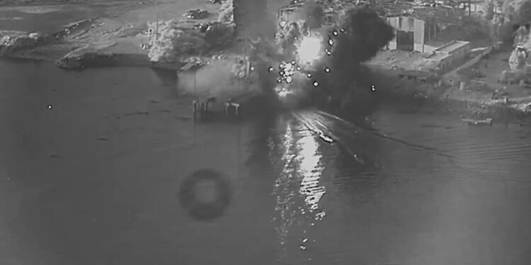 Video/ Forcat amerikane debutojnë dronë detarë pa pilot, godasin nëndetësen iraniane; teknologji që përdor Ukraina kundër Rusisë