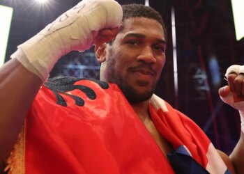 Video/ Gjest i kampionit Anthony Joshua, anglezi feston me flamurin shqiptar pas fitores ndaj Kristian Prengës