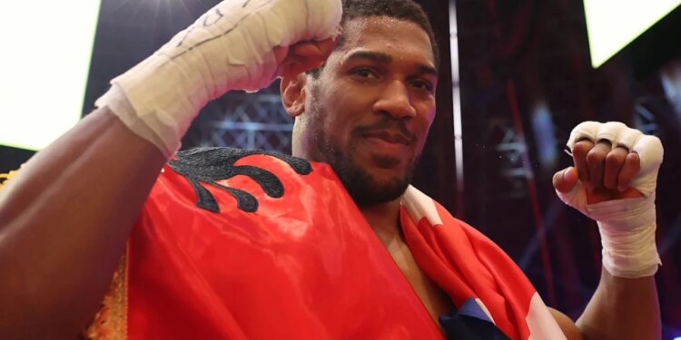 Video/ Gjest i kampionit Anthony Joshua, anglezi feston me flamurin shqiptar pas fitores ndaj Kristian Prengës
