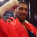 Video/ Gjest i kampionit Anthony Joshua, anglezi feston me flamurin shqiptar pas fitores ndaj Kristian Prengës