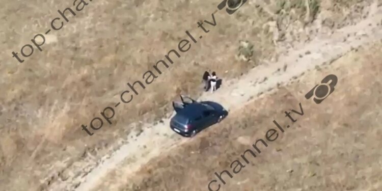 Video: Ish-i fejuari mori peng 24-vjeçaren pas krimit familjar; policia e shpëton, efektivi e merr në krahë, autori…