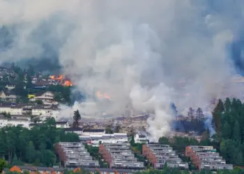 Video/ Në Norvegji zjarri masiv shkrumbon mbi 100 shtëpi, evakuohen qindra banorë