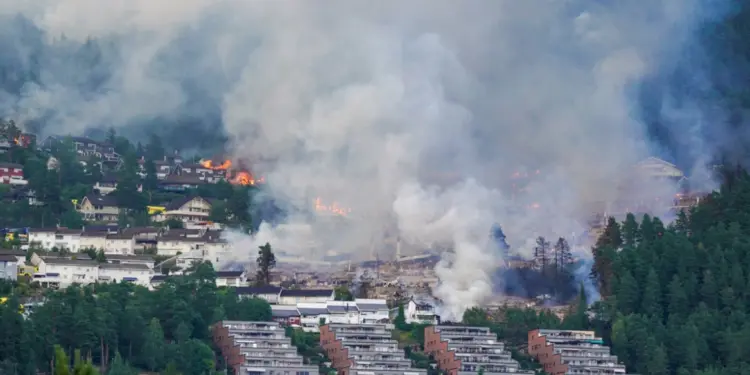 Video/ Në Norvegji zjarri masiv shkrumbon mbi 100 shtëpi, evakuohen qindra banorë
