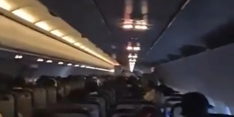 Video: Panik në fluturim në Kili, erërat deri në 107 km/h shkaktuan turbulenca të mëdha në avion