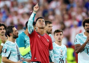 Video/ Ronaldo në lot për Jotën, vesh fanellën nr.21 dhe i bën homazh bashkë me ekipin dhe tifozët