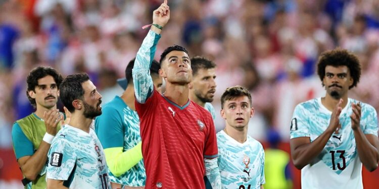 Video/ Ronaldo në lot për Jotën, vesh fanellën nr.21 dhe i bën homazh bashkë me ekipin dhe tifozët