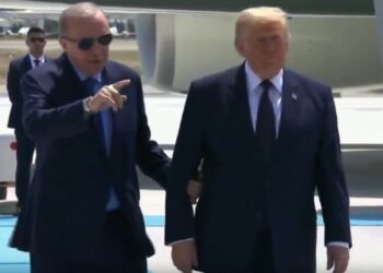 Video/ Trump zbarkon në Ankara dhe ecën krah për krah me Erdoganin pasi zbret nga avioni