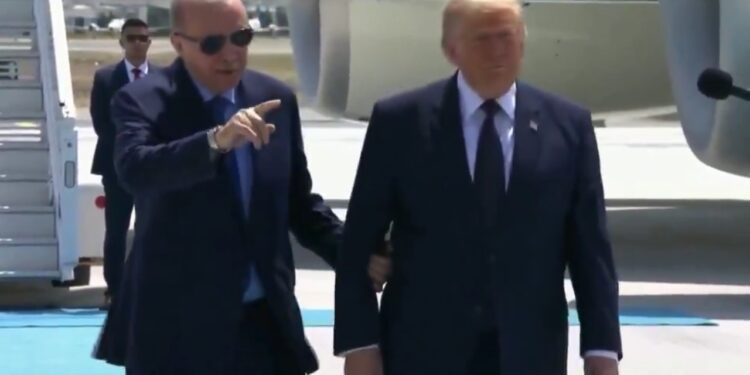 Video/ Trump zbarkon në Ankara dhe ecën krah për krah me Erdoganin pasi zbret nga avioni