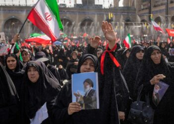 Video/ Vdekje e SHBA-së, mijëra iranianë përcjellin Khamenein për në banesën e fundit, mungon djali i ish-Liderit Suprem