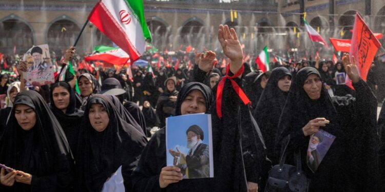 Video/ Vdekje e SHBA-së, mijëra iranianë përcjellin Khamenein për në banesën e fundit, mungon djali i ish-Liderit Suprem