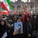 Video/ Vdekje e SHBA-së, mijëra iranianë përcjellin Khamenein për në banesën e fundit, mungon djali i ish-Liderit Suprem