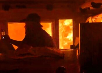 Video dramatike nga zjarret në Kanada: Flakët rrethojnë tren mallrash, zjarrfikësit në luftë me kohën