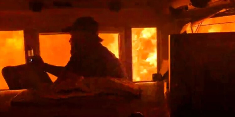 Video dramatike nga zjarret në Kanada: Flakët rrethojnë tren mallrash, zjarrfikësit në luftë me kohën