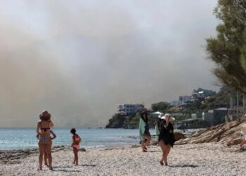 Vijon zjarri i fuqishëm në Kretë, mbi 8000 evakuuar; flakët kërcënojnë zona turistike, erërat e forta vështirësojnë situatën
