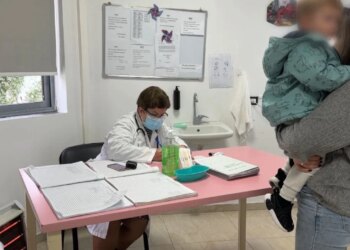 Virozat në Lushnjë, rritet numri i fëmijëve në pediatri, mjekët: Mos neglizhoni simptomat
