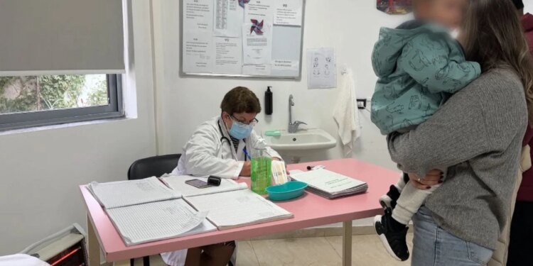 Virozat në Lushnjë, rritet numri i fëmijëve në pediatri, mjekët: Mos neglizhoni simptomat