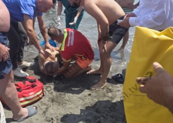 Vrojtuesi i plazhit i shpëton jetën 67-vjeçarit që lahej në Velipojë; doli nga deti në gjendje kritike