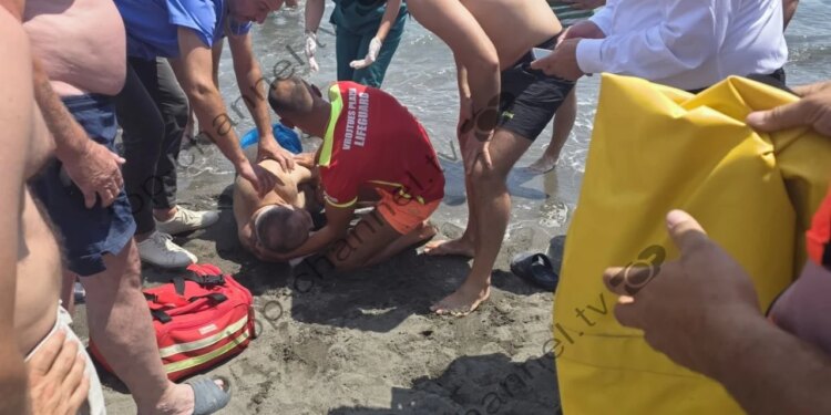Vrojtuesi i plazhit i shpëton jetën 67-vjeçarit që lahej në Velipojë; doli nga deti në gjendje kritike