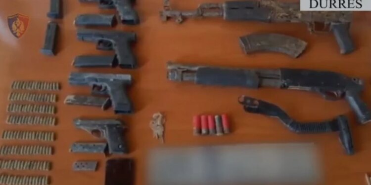Zbulohet arsenal armësh në Durrës; arrestohet 20-vjeçari i dyshuar për furnizim të grupeve kriminale