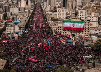 Zbulohet identiteti i burrit me maskë që ngjalli spekulime në funeralin e Ali Khameneit