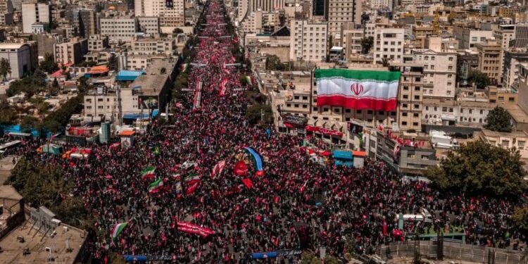 Zbulohet identiteti i burrit me maskë që ngjalli spekulime në funeralin e Ali Khameneit