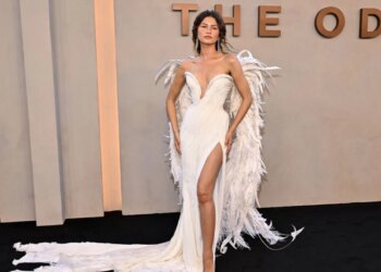 Zendaya mahnit në premierën e Odisea, shfaqet me një fustan spektakolar dhe krahë engjëjsh