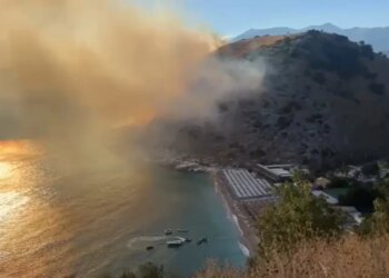 Zjarr i përmasave të mëdha në kodrat e Llamanës në Himarë, 17 efektivë zjarrfikës, tymi mbulon zonën