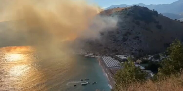 Zjarr i përmasave të mëdha në kodrat e Llamanës në Himarë, 17 efektivë zjarrfikës, tymi mbulon zonën
