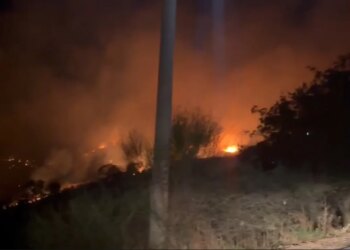 Zjarr masiv në hyrje të Ksamilit, orët e para të mëngjesit; flakët mbërrijnë pranë një resorti (Video)