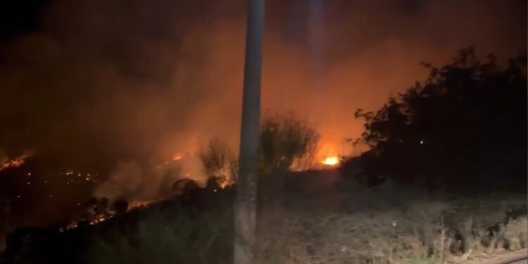Zjarr masiv në hyrje të Ksamilit, orët e para të mëngjesit; flakët mbërrijnë pranë një resorti (Video)
