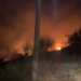 Zjarr masiv në hyrje të Ksamilit, orët e para të mëngjesit; flakët mbërrijnë pranë një resorti (Video)