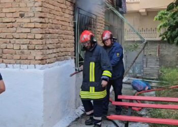 Zjarr në banesë në Korçë, ndërron jetë i moshuari; detajet e para