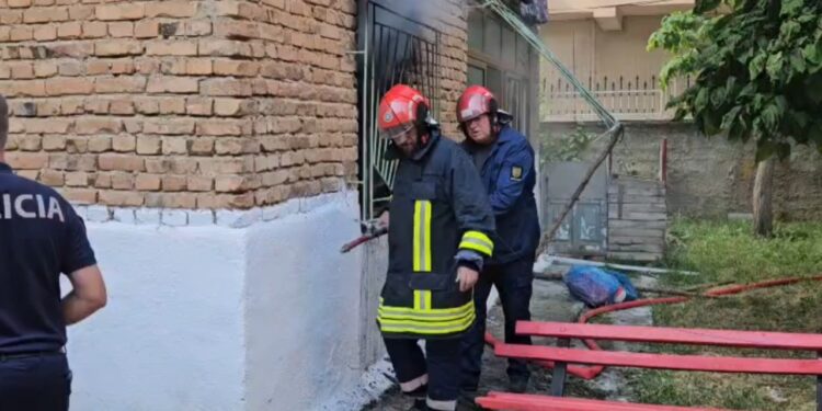 Zjarr në banesë në Korçë, ndërron jetë i moshuari; detajet e para