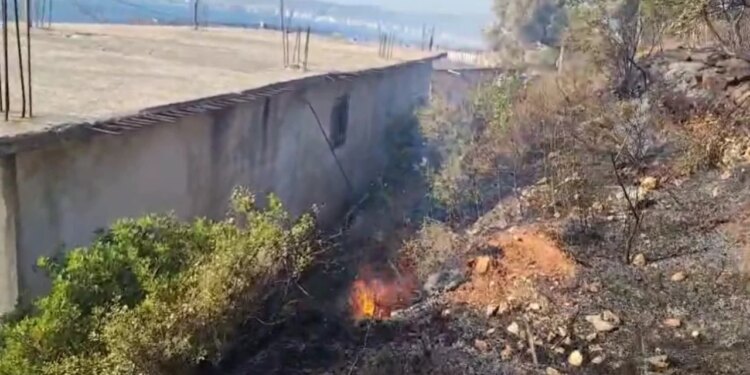 Zjarr në zonën e Ujit të Ftohtë në Vlorë, flakët rrezikojnë banesat, zjarrfikësit në terren monitorojnë situatën