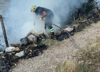 Zjarr përfshin fshatin Lazarat; evidentohen disa vatra