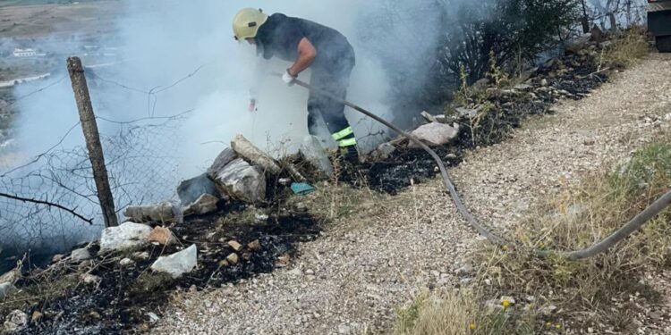 Zjarr përfshin fshatin Lazarat; evidentohen disa vatra