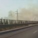 Zjarr përgjatë autostradës Fier–Vlorë, tymi mbulon zonën dhe vështirëson qarkullimin e automjeteve