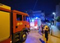 Zjarr pranë godinës së Drejtorisë Rajonale të Arsimit në Fier; flakët përfshijnë sipërfaqe me barishte të thata