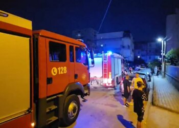 Zjarr pranë godinës së Drejtorisë Rajonale të Arsimit në Fier; flakët përfshijnë sipërfaqe me barishte të thata