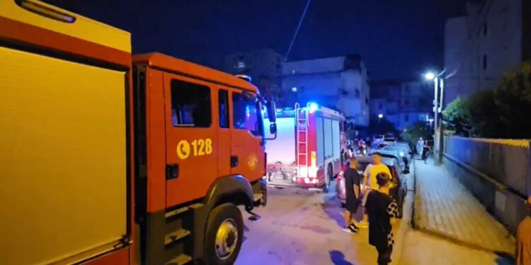 Zjarr pranë godinës së Drejtorisë Rajonale të Arsimit në Fier; flakët përfshijnë sipërfaqe me barishte të thata